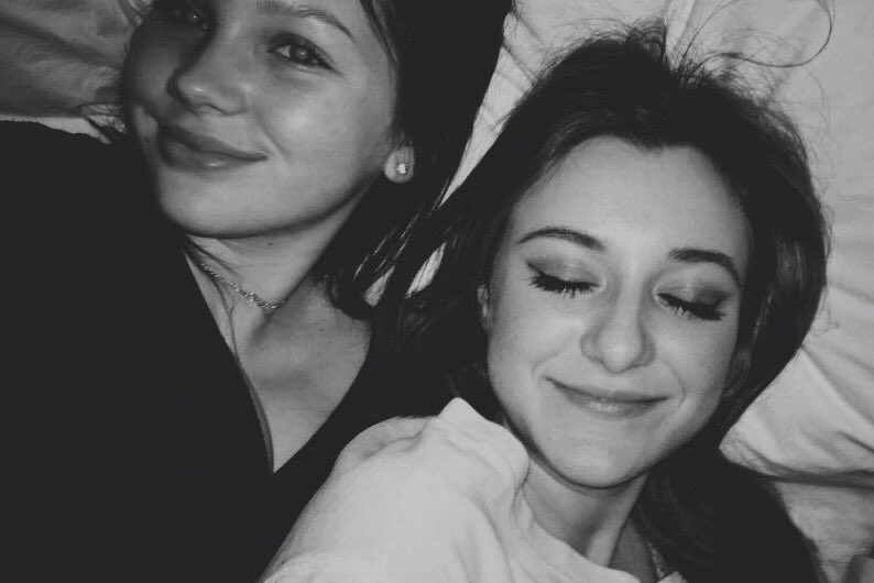 NinaByrne99's tweet photo. Happy Birthday Ju!!👸❤️❤️ olive ya so much and im so happy i have u in my life🍑✨🎉🎁🎈 #yellowisbae💛💛 @juliannatoth_ https://t.co/890N3Jq1ej