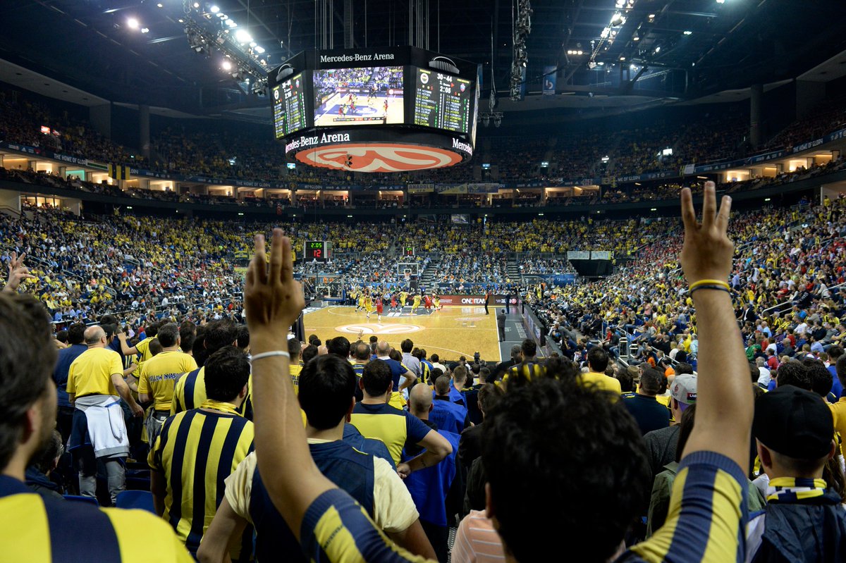 GECENİN FOTOĞRAFI! Mercedes-Benz Arena'da Fenerbahçe taraftarları. #F4Glory #euroleaguef4