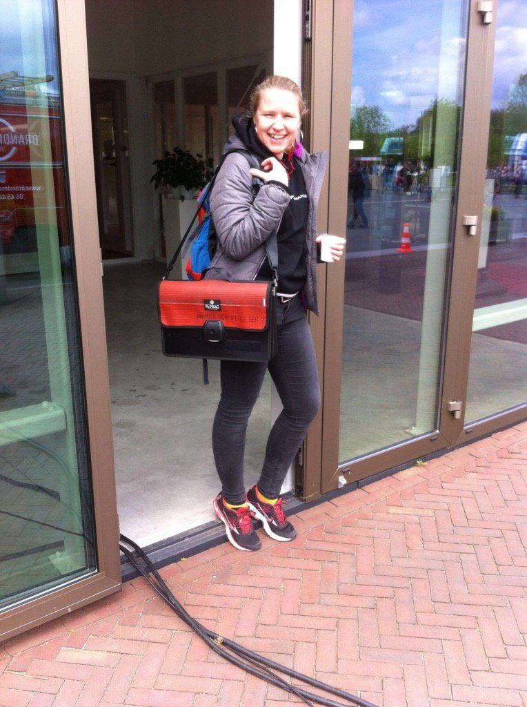 KoppersGP's tweet photo. Niet alleen ouwe TAS-HD maar ook mooie tassen-hé op het #Redclassic festival vandaag! @KielWendy aan het shoppen! https://t.co/5M4mSJhZ5O