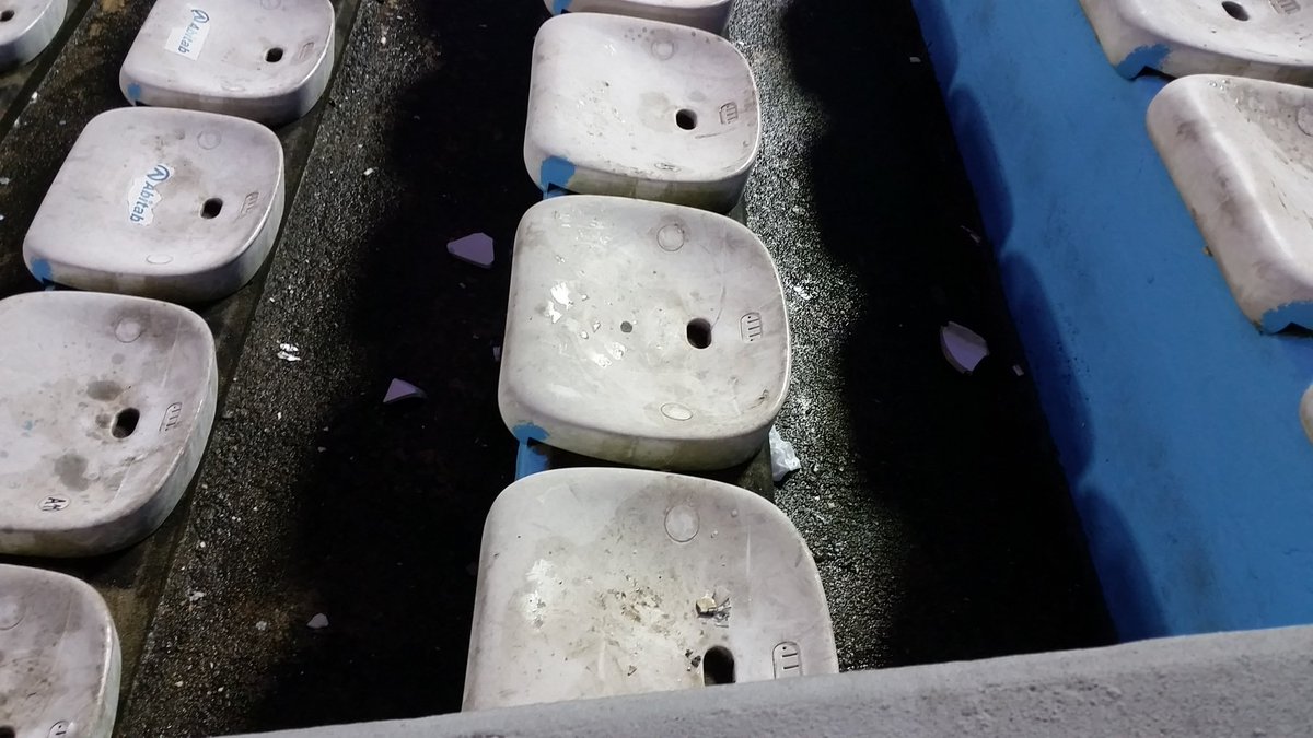 gonzalopyd's tweet photo. Piedras, botellas y pedazos de losa de los baños tiraron desde a la Colombes y lastimaron hasta a un botija. https://t.co/A03Q6Q4iWZ