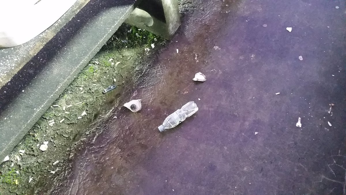 gonzalopyd's tweet photo. Piedras, botellas y pedazos de losa de los baños tiraron desde a la Colombes y lastimaron hasta a un botija. https://t.co/A03Q6Q4iWZ