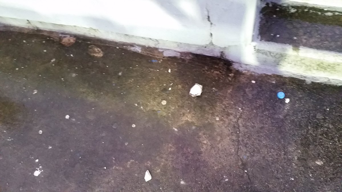 gonzalopyd's tweet photo. Piedras, botellas y pedazos de losa de los baños tiraron desde a la Colombes y lastimaron hasta a un botija. https://t.co/A03Q6Q4iWZ