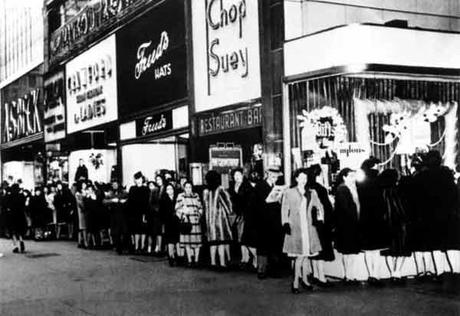 LeMondeHistoire's tweet photo. 15 mai 1940 : 1ère mise en vente des bas de nylon, marque déposée par «Dupont de Nemours». 72 000 ventes en 6h à NY. https://t.co/VYLSvkXOlZ