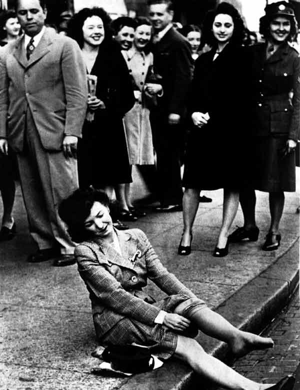 LeMondeHistoire's tweet photo. 15 mai 1940 : 1ère mise en vente des bas de nylon, marque déposée par «Dupont de Nemours». 72 000 ventes en 6h à NY. https://t.co/VYLSvkXOlZ