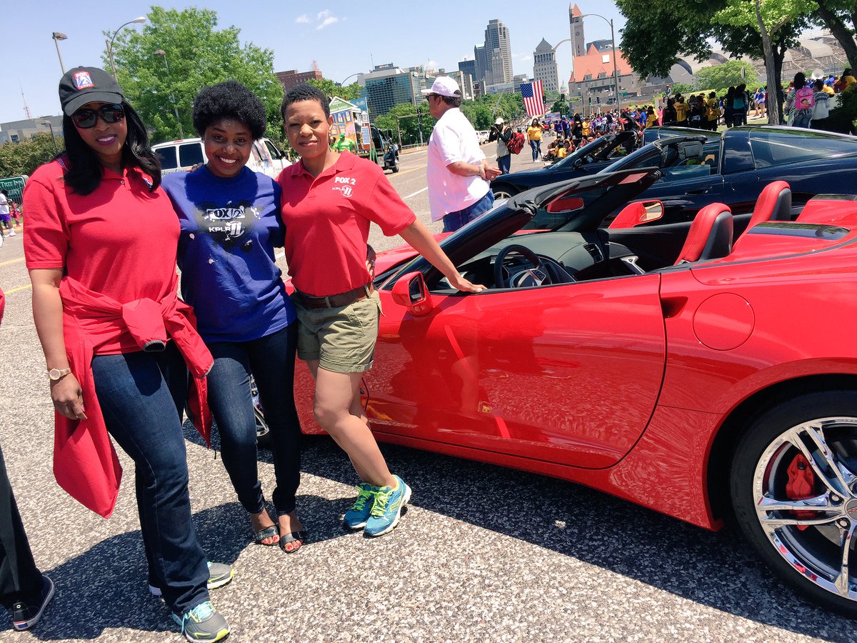 DanielleScruggs's tweet photo. In downtown #stl for the #AnnieMaloneParade @ShawndreaThomas @kimhudsontv @ElliottDavisTV @BradleyRayford @FOX2now https://t.co/tIShSQSaDc