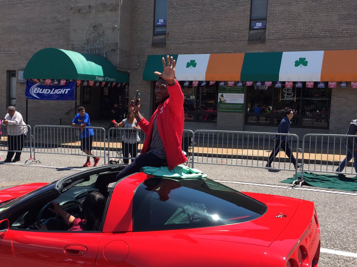 DanielleScruggs's tweet photo. In downtown #stl for the #AnnieMaloneParade @ShawndreaThomas @kimhudsontv @ElliottDavisTV @BradleyRayford @FOX2now https://t.co/tIShSQSaDc