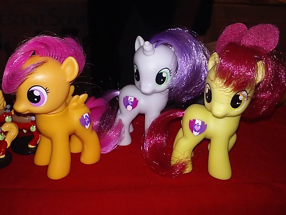 PrincessGryph's tweet photo. These fillies finally have their cutie marks! Not bad for painting at my booth @EverfreeNW ;p https://t.co/d7aBUKKHZY
