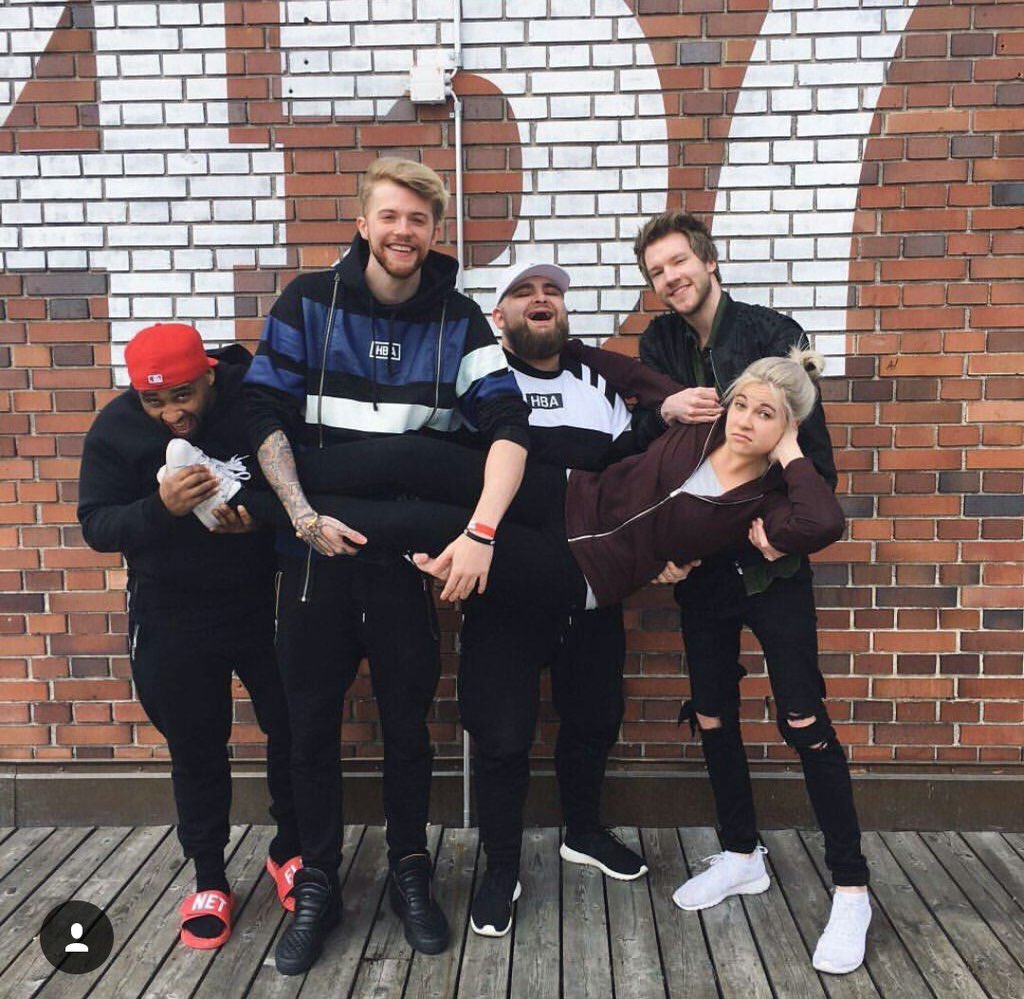 larisa_ib's tweet photo. squadgoals😍🙏🏽🙏🏽🙏🏽😭😍❤️ zürich und basel haben gerockt🤘🏽❤️😍😍😭 #zweipunktnull #gangtour2016 https://t.co/IhQ9LSigYo