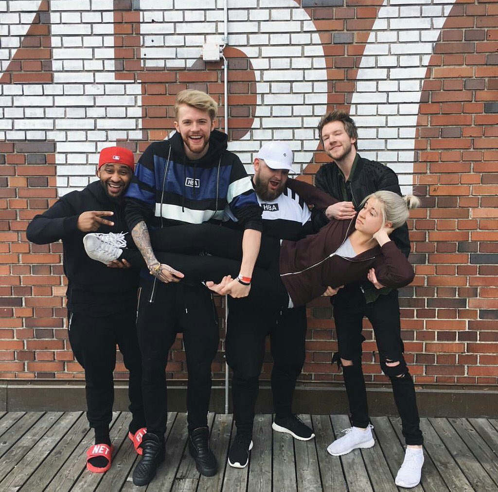 larisa_ib's tweet photo. squadgoals😍🙏🏽🙏🏽🙏🏽😭😍❤️ zürich und basel haben gerockt🤘🏽❤️😍😍😭 #zweipunktnull #gangtour2016 https://t.co/IhQ9LSigYo