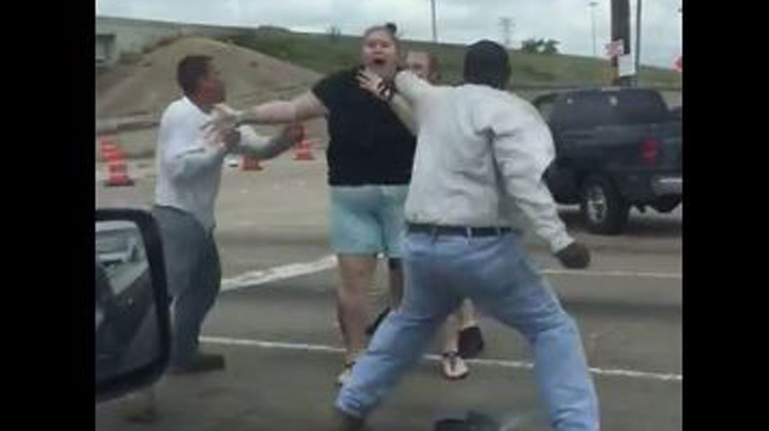 MansLifeMag's tweet photo. This Texas road rage fight is the definition of "well, that escalated quickly" --  https://t.co/eNXoEpr6A7 https://t.co/Q1QoiP2lYO