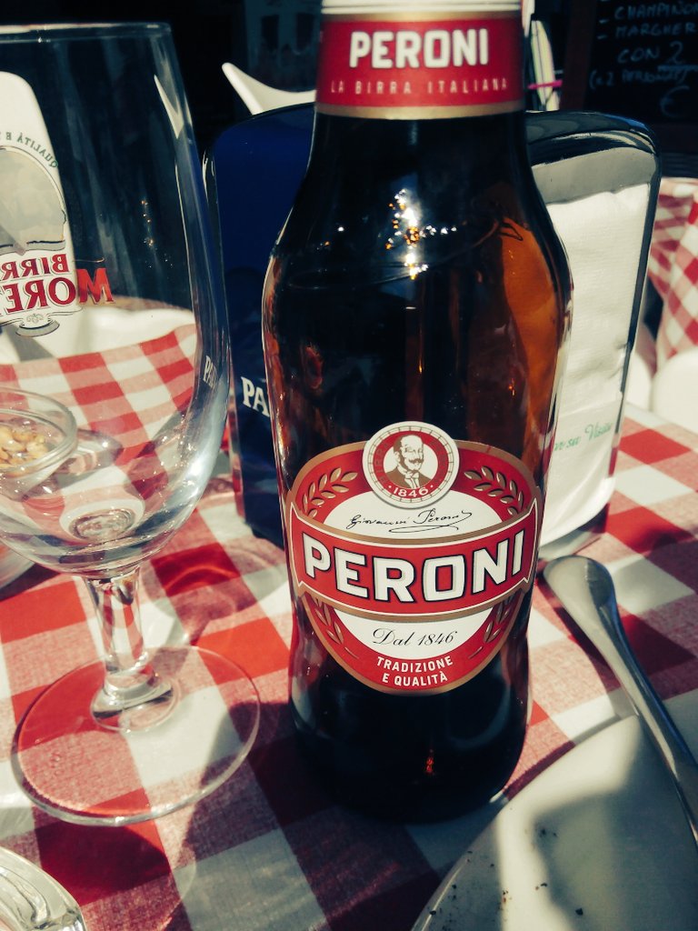 BiirMen's tweet photo. El equipo de #biirmen ha estado catando cervezas italianas para recomendaros lo mejor.
Hoy cerveza italiana #peroni https://t.co/aOwLZvrC0c