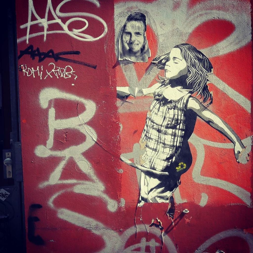 BrujaMaracc's tweet photo. Gesichter der Großstadt XXXV. #hulahoop #decycle #urbanart #streetart #faces #berlin #prenzlauerberg #urbanartberli… https://t.co/av8NQ0ixW3