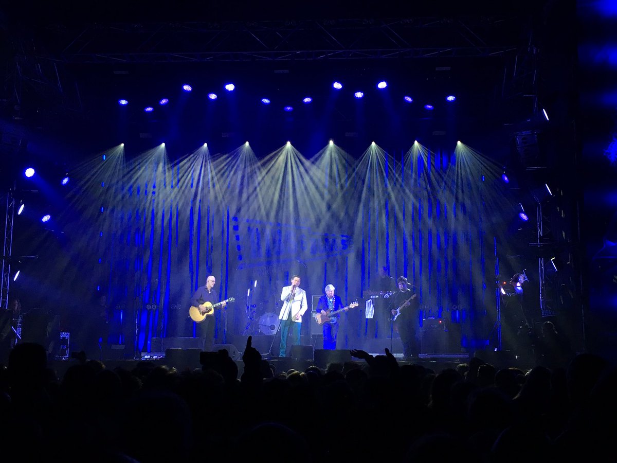 Dalvoorde's tweet photo. Als ze er niet is, en een volle tent die mee zingt. Kippenvel #RenB16 https://t.co/1IaPqQpQMP