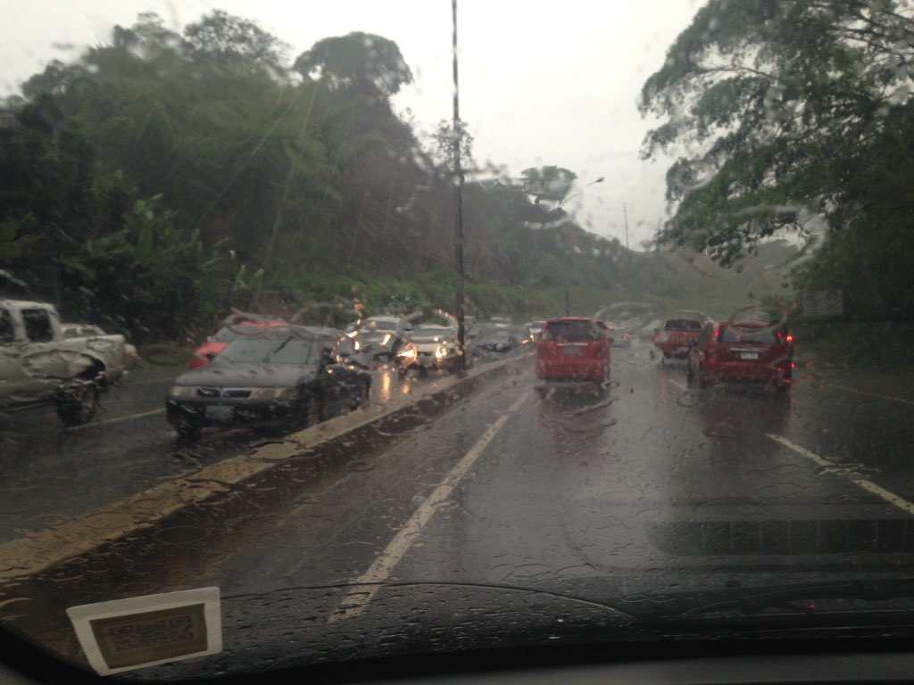 rastaelx's tweet photo. @victoria1039fm  fuerte cola para entrar a Caracas después de km 16 https://t.co/EWSgSxnrkd