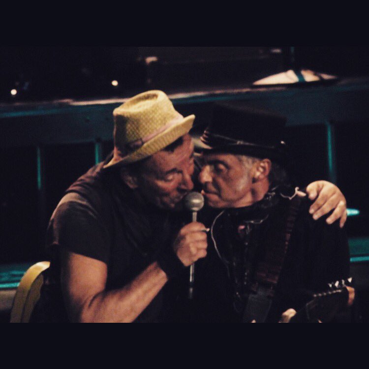 27Maig1715's tweet photo. En Bruce @springsteen ahir a Barcelona @PointBlankSpain #BruceBcn https://t.co/WxdG6OZVrK