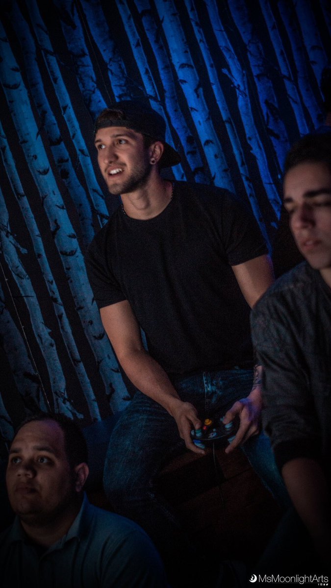 MsMoonlightArts's tweet photo. @NataliaVLugo @buuoy y @DeadpoolMagno en #reloadpr Photos por: @MsMoonlightArts #gaming #games #videogames #music https://t.co/oKRChDg8OD