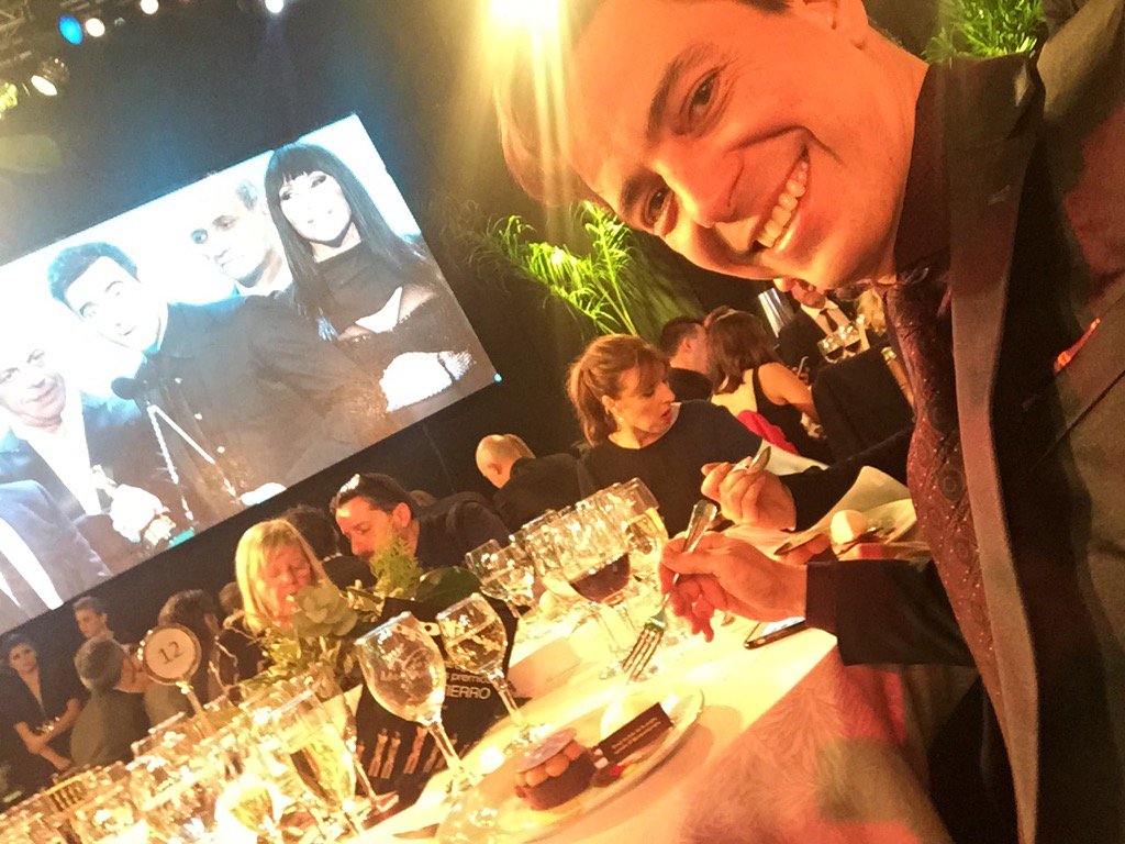 luispineyro's tweet photo. #yogurdepostre en los #martinfierro2016 https://t.co/yQRUTVRU9e
