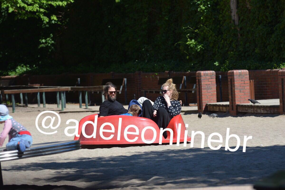 adeleonlinebr's tweet image. FOTO EXCLUSIVA: (13/05) Adele e sua família na praça Planten un Blomen - Hamburgo, Alemanha.