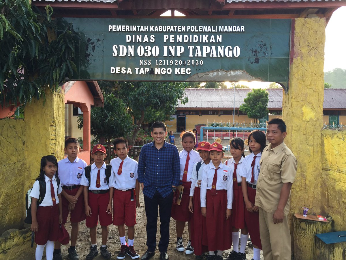 AsriAnas's tweet photo. Selamat Ujian Akhir sekolah, menyempatkan mengunjungi SD dimana saya belajar 7 tahun https://t.co/NgoZNG2i9w