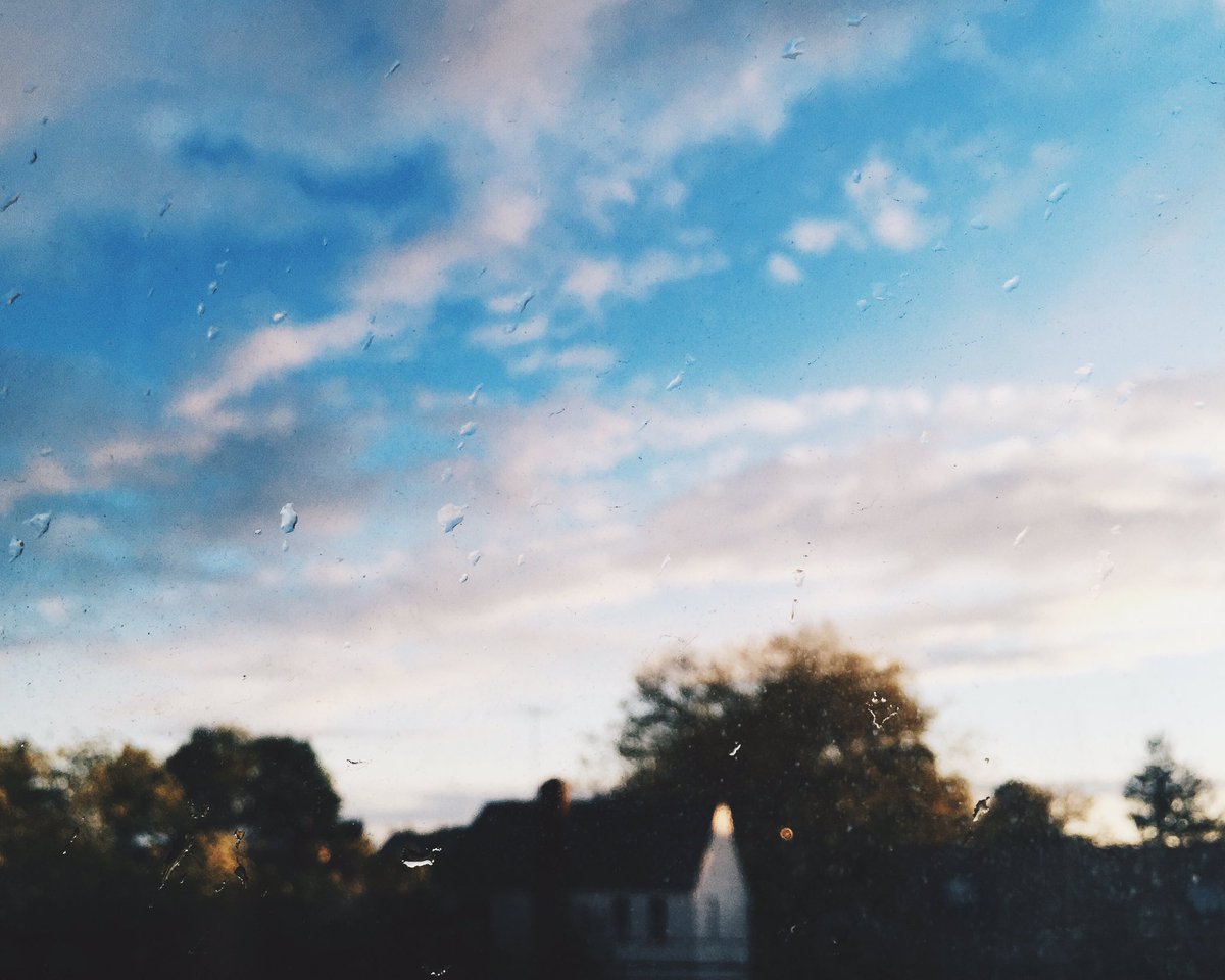 rayliur's tweet image. Rain, blue sky, and sun. #3fer #sunsetsunday