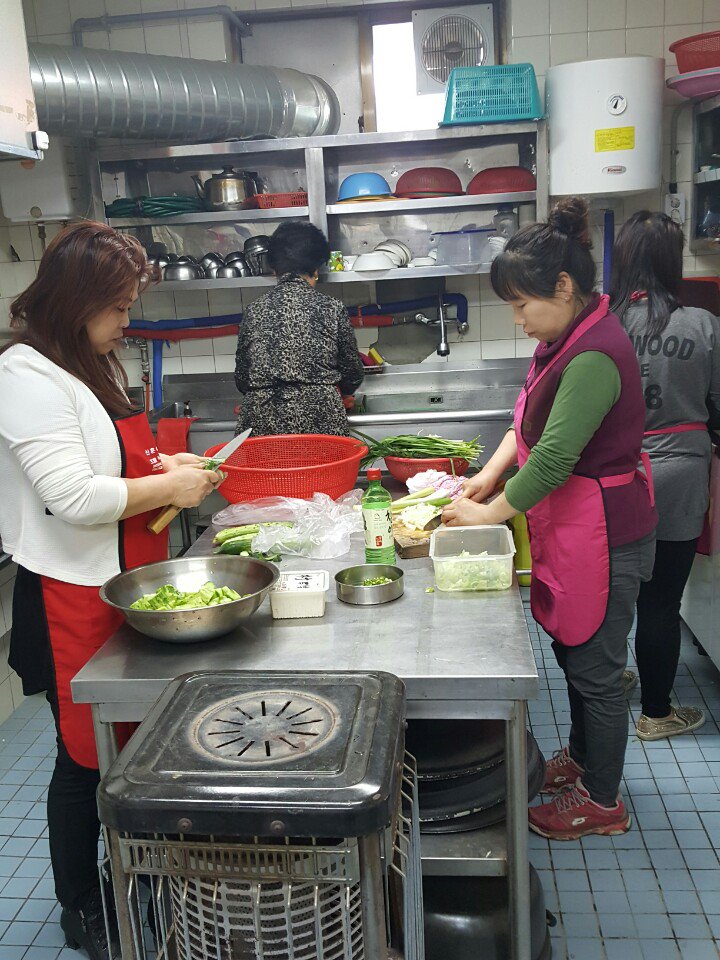 속초시조양동위원회에서는오늘아침10시부터장애인식당에서40명분의점심식사봉사를하고있음속초시협의회에서는매월정기적으로하루실시하고있음