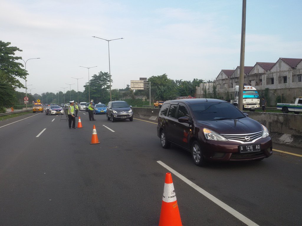 Metro_TV's tweet photo. Kendaraan Mengular di KM 17 Tol BSD https://t.co/lG0DmL95cH https://t.co/BLswv1k20K