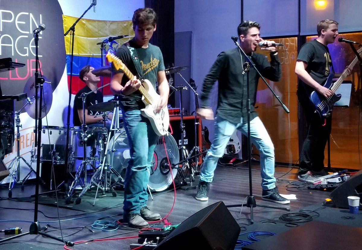 VLEEvents's tweet photo. #ecuadorearthquakerelief concert @wykwhatyouknow killing it #onstage #buy @TiltedGlobe #OnlineView Now #vleevents https://t.co/iD3s2OQ4eA