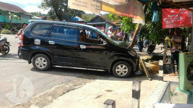 Sikon 09.50 | Minibuz Avanza KT 1590 ZU lepas kendali dan menabrak tiang telephone di Jl Inpres 1, Foto: Aulia