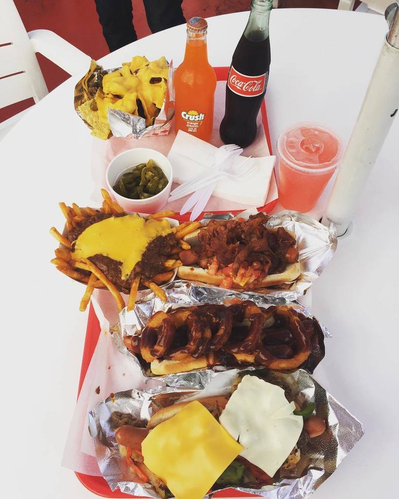 StuffLotr's tweet photo. twinjo1 Going Down! 🌭🌭🌭 #pinks #pinkshotdogs #lordoftherings #chilicheesefries #pastrami #hotdog #baconhotdog #nach… https://t.co/2ghjViIS5C