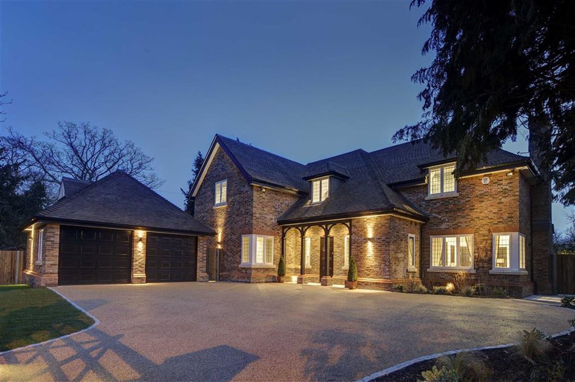 Zoopla's tweet photo. This home comes with its own #golf simulator! ⛳️ https://t.co/6nnzXkS13X https://t.co/jUeLgZ92eH