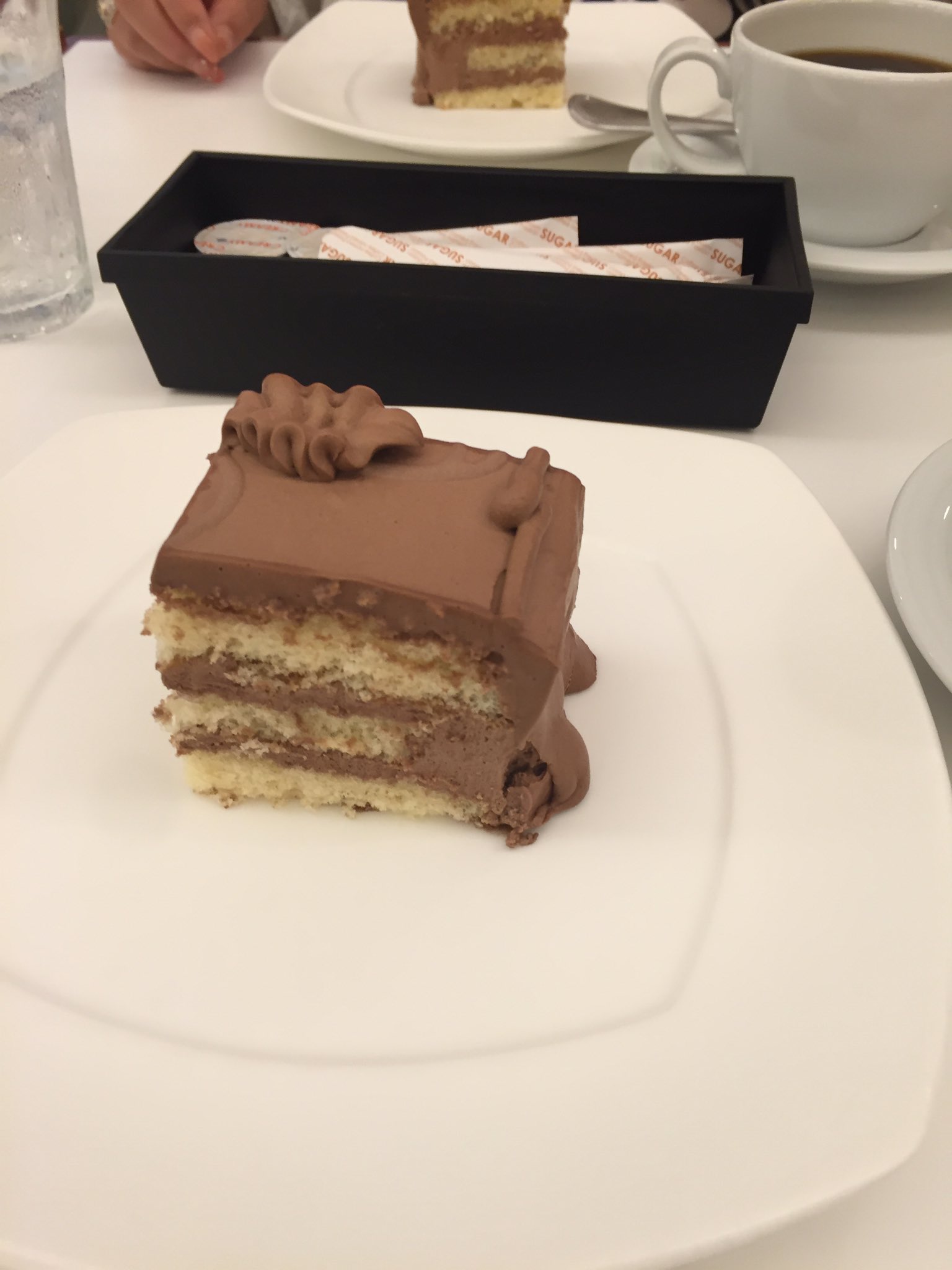 さくま あきら 渋谷西武百貨店 トップス ビーフカレー チョコレートケーキは配送できないんだって ネットの時代なのに通販もないそうだ もったいない このチョコレートあ 無性に食べたくなる時がある T Co 6t1l9rbp9m Twitter