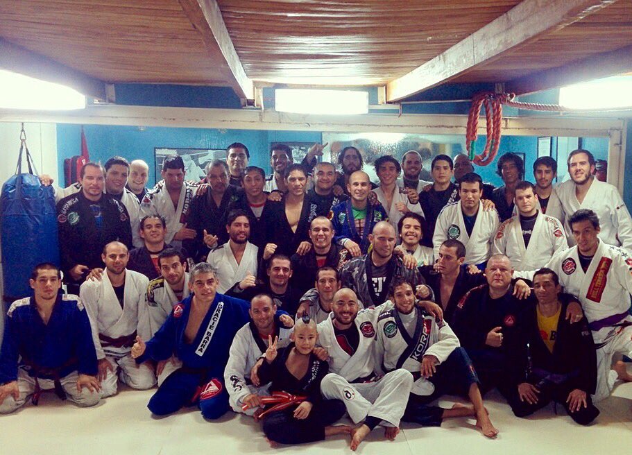 JimmyBaluarte's tweet photo. DOMINGO DE BJJ
Seminario sede "la casa"
Mestre Oscar Zevallos 
#teamtatui #jiujitsulifestyle
#bjjtime #bjjrules https://t.co/yybiEIYP5U