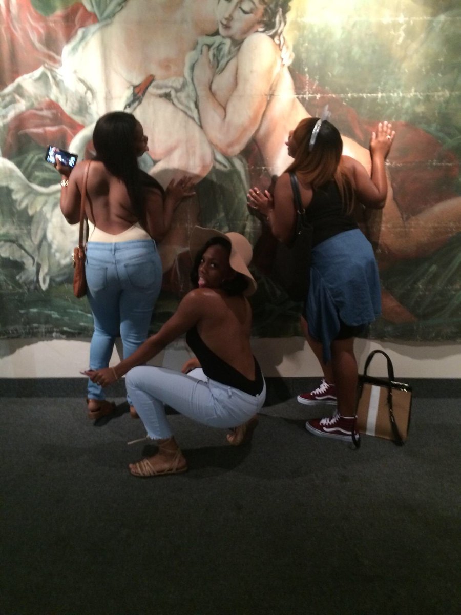 Tupac_couture's tweet photo. It's my sister birthday 💃🏾. Happy birthday baby. I love you 5ever👭 https://t.co/BwBp1rGoi8