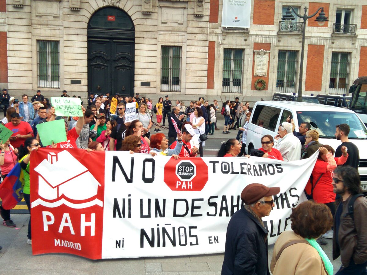 PAHMadrid's tweet photo. PAH MADRID estuvo presente ayer en la manifestacion de aniversario del 15M. Una pasada estar con tanta gente amiga!! https://t.co/J2eMD6RUkW