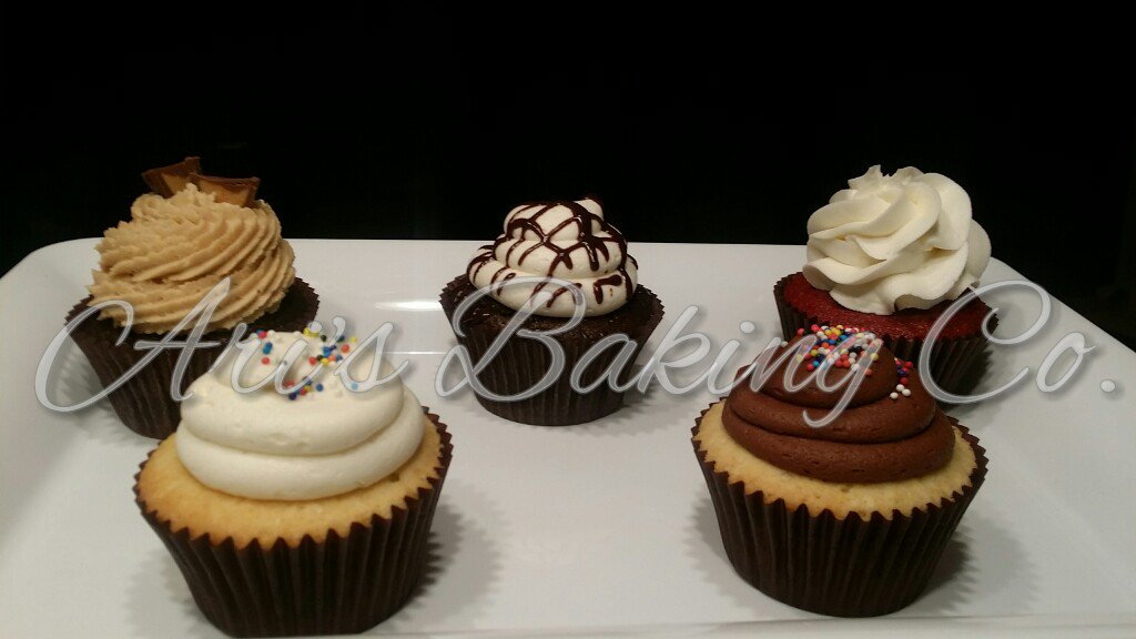 AriBakesCakes's tweet photo. #cupcakes #chocolatecupcakes #vanillacupcakes #RedVelvet #aribakescakes https://t.co/sFgjPk24Xq
