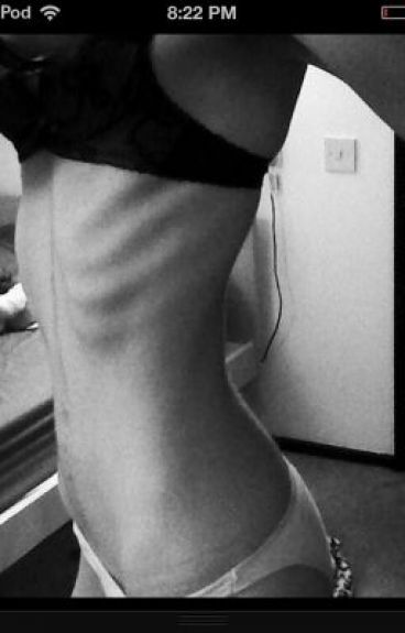 starvingangel00's tweet image. rib bones are perfect #thinspo #bonespo #ribbones