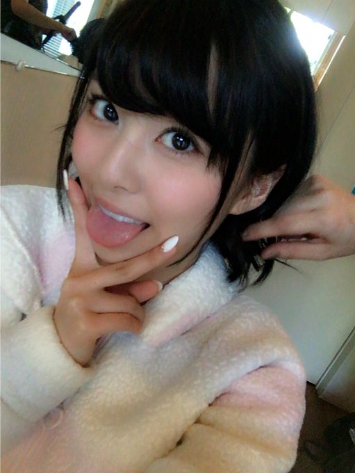 ちなが「ギャルって裏ピースにベロ出しですよね」とメイク様に言うと  「それちょっと古いよ」と言われたギャルになりきれない22歳です。 https://t.co/I5sJObKEhQ