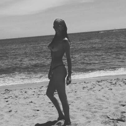 milagroscortes's tweet photo. #barcelona #espana #toplesselfie. #beach #playa https://t.co/arUkaoB2En