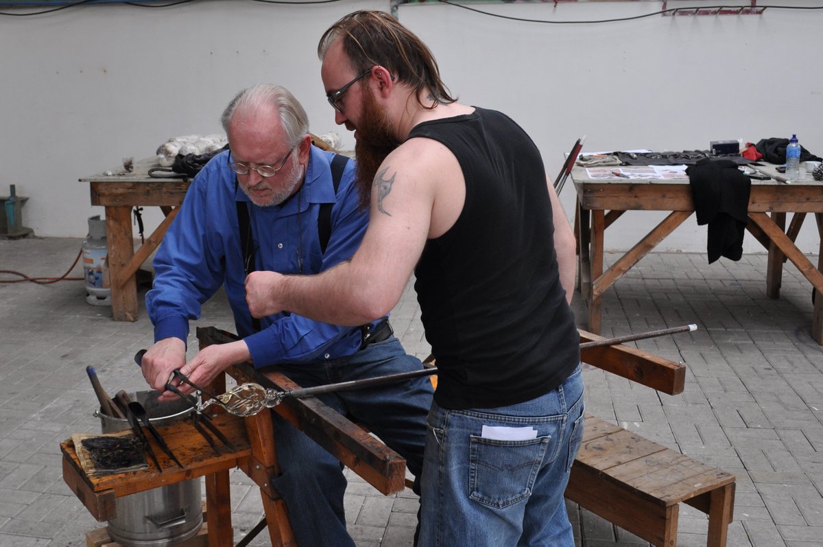 modernglas's tweet photo. Leden van @VvModernGlas tijdens de workshop glasblazen gehouden bij DordtYart. 14 mei 2016. #GeirNustad #VVMG lid. https://t.co/3dkdPjw4Tq
