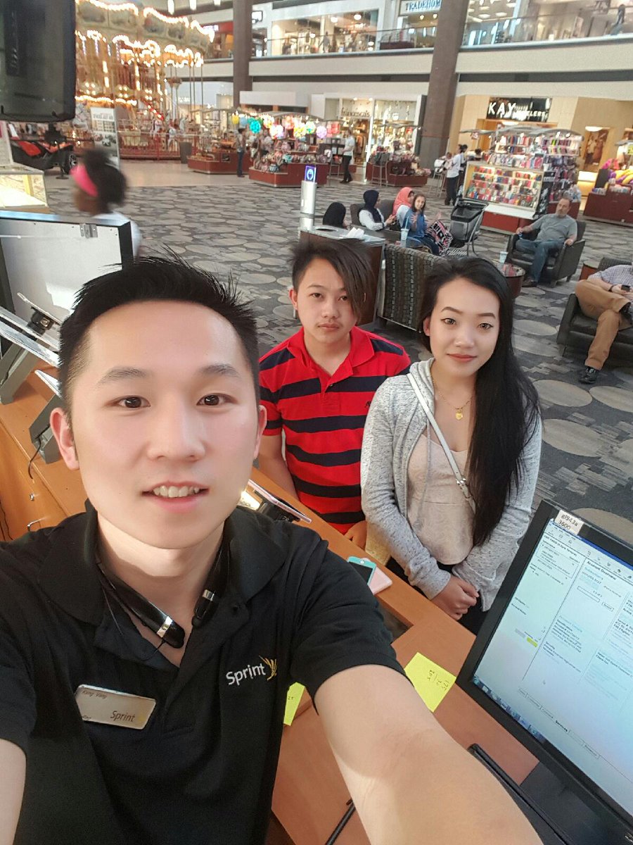 phoneguy651's tweet photo. 2 more happy customers  welcome to @sprint  @fullybop https://t.co/71c44AcaAT