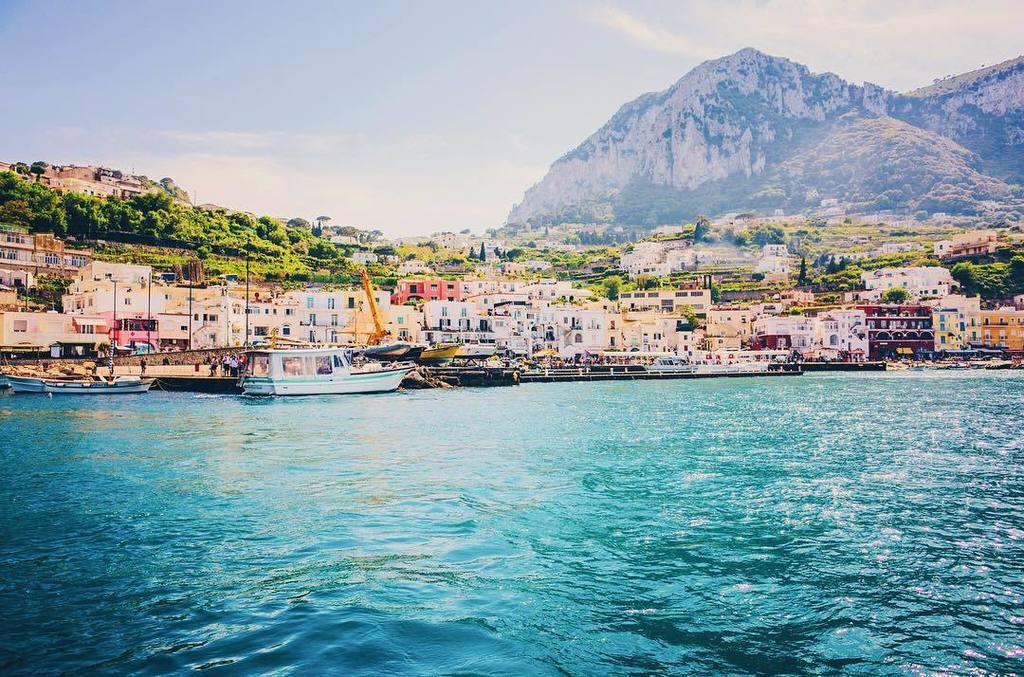 FeelingItaly's tweet image. InstaPic by peppermintlove_: Morning time in Capri ☀️😍👙🌸🚣 I want to go back!! ☀️ #amalficoast #italy #neverstopexpl…