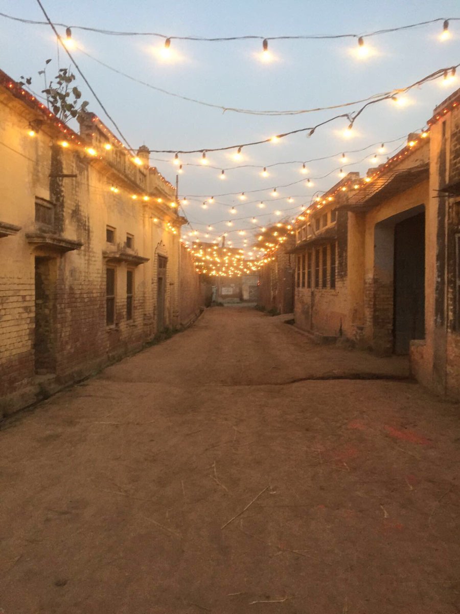 Vanita_ok's tweet photo. Creating #Sarbjit 's Life.., #HoliScene ๐ God is in the details ..#ProductionDesigner #SarbjitMovie @OmungKumar https://t.co/CR4cb5vLmv