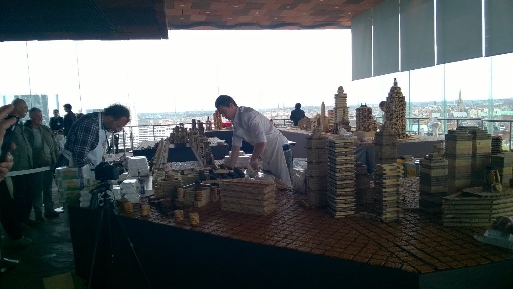 elkedens's tweet photo. #5jaarMAS #food #eating #Cities #songdong is building #Antwerp with 125 000 #cookies To show All Cities look alike. https://t.co/ZvtXC5BXGG