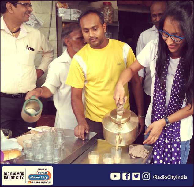 radiocityindia's tweet photo. Sip your Chai with a bite of Yummiest Patis.
Know abt our Fav #TilakChai wid @rjshonali #CityKeKoneKoneSe #RcPune https://t.co/bWZ2pFcB1J
