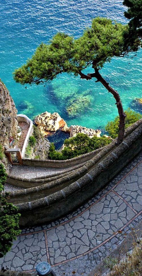#alleVolte  mi piace venire a curiosare in luoghi meravigliosi. #Capri #Italia #ilbelpaese