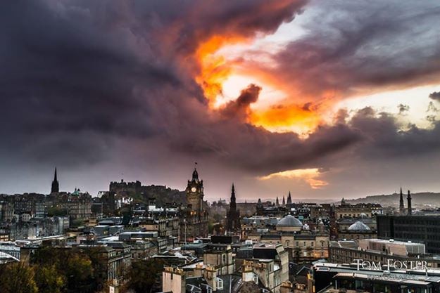 SpectacularEdin's tweet photo. Fire in the Sky above #Edinburgh

---
 Tom Foster
https://t.co/DnoLSsh6ST https://t.co/og8dNAFr5E