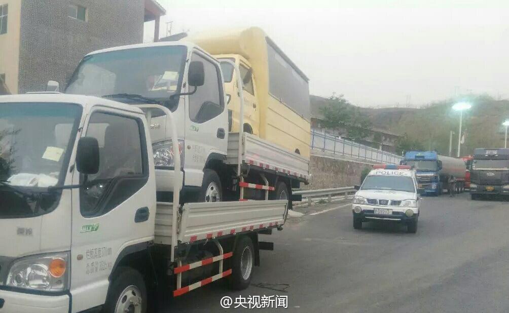 globaltimesnews's tweet image. Man fined for driving a truck loaded with 2 smaller vehicles on high way in N China to save shipping fee (@PDChina)