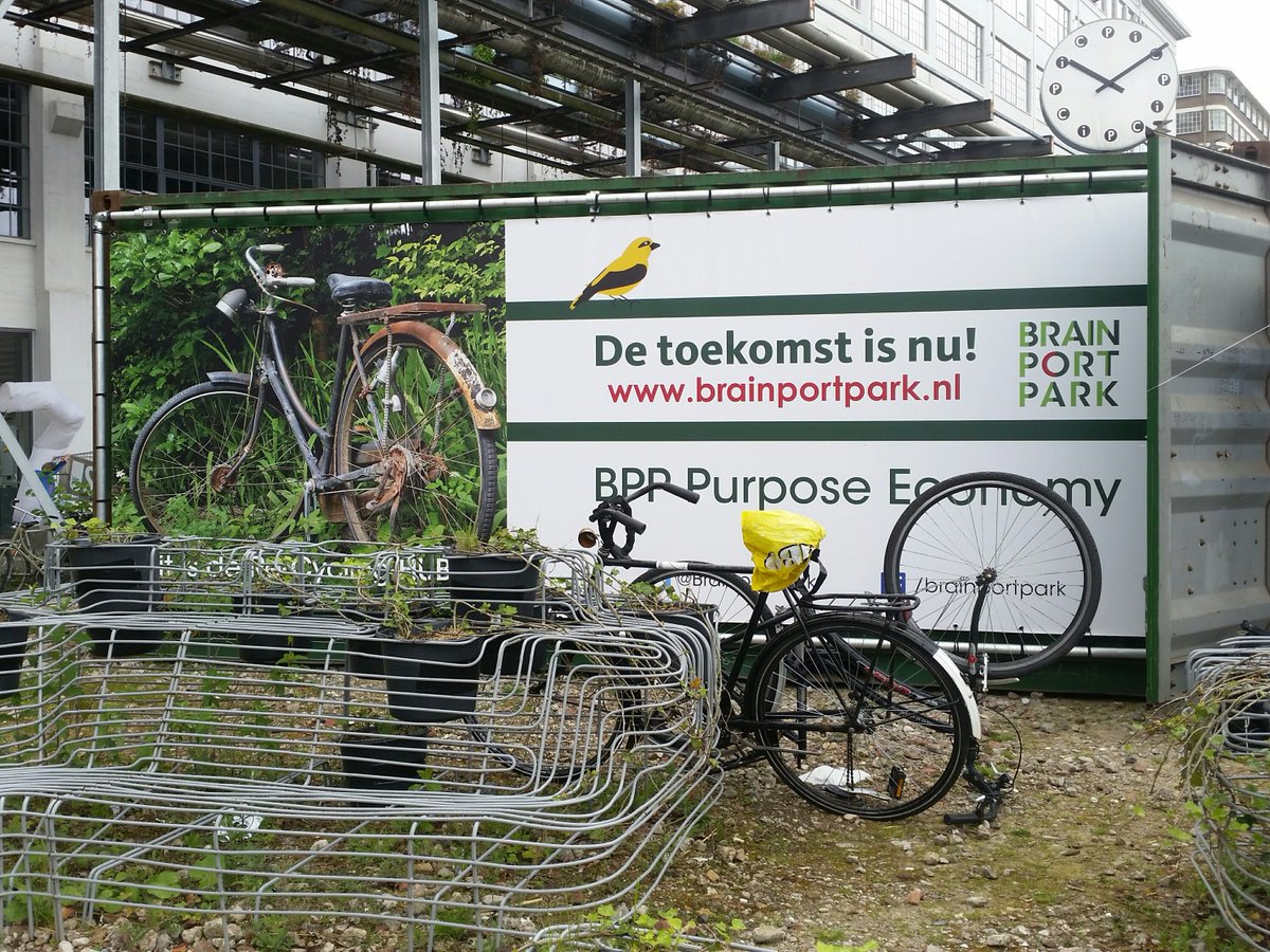 BrainportPark's tweet photo. @DITfest is recycling! Fietsen repareren vanuit onze container ‘Brainport Park on tour’. #gemeentedepot #hergebruik https://t.co/bM1nxyu1qD