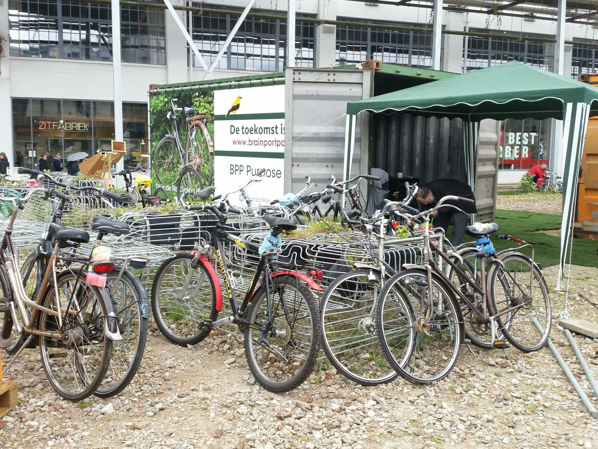 BrainportPark's tweet photo. @DITfest is recycling! Fietsen repareren vanuit onze container ‘Brainport Park on tour’. #gemeentedepot #hergebruik https://t.co/bM1nxyu1qD