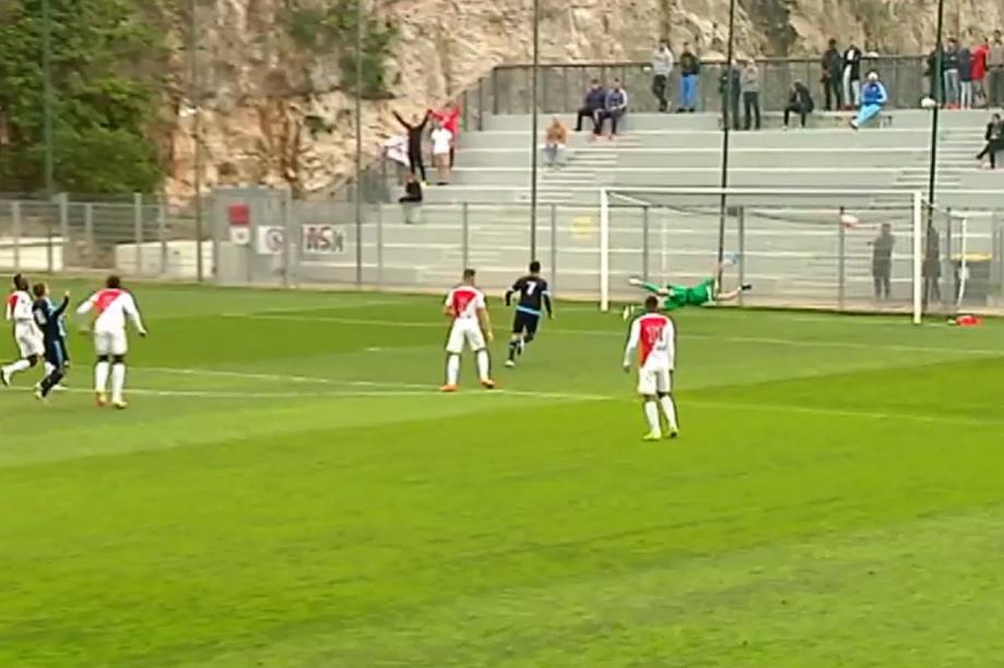 OMnet's tweet photo. [Vidéo] CFA - Monaco 4-2 OM : le but de Maxime Lopez (4e) #CFA #ButCFA
 → https://t.co/FHHzuUXWcw https://t.co/ePnvv70L84